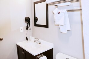 Bathtub, towels - Capital Inn and Suites (Salem)