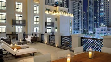 Suíte, 2 quartos, para não fumantes, vista para a cidade (Balcony) | 1 quarto, roupas de cama premium, edredons de pluma, frigobar