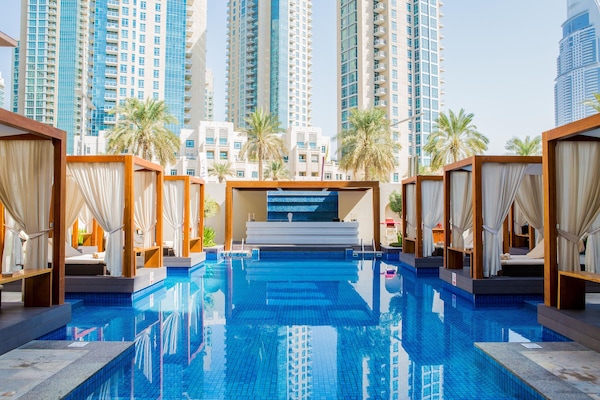 Piscine extérieure, chaises longues