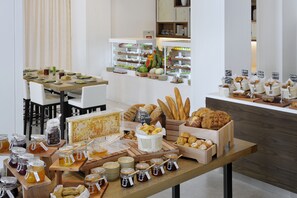 Breakfast (AED 125 per person)