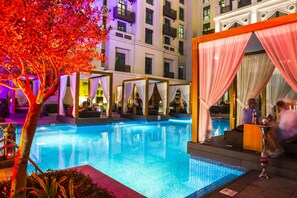 Outdoor pool, pool loungers