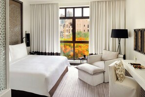 Premium bedding, down comforters, minibar, in-room safe - Hotel Boulevard, Autograph Collection (Dubai)