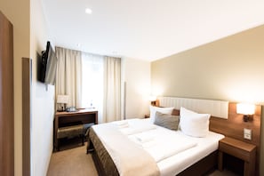 Standaard tweepersoonskamer | Hypoallergeen beddengoed, een bureau, een laptopwerkplek