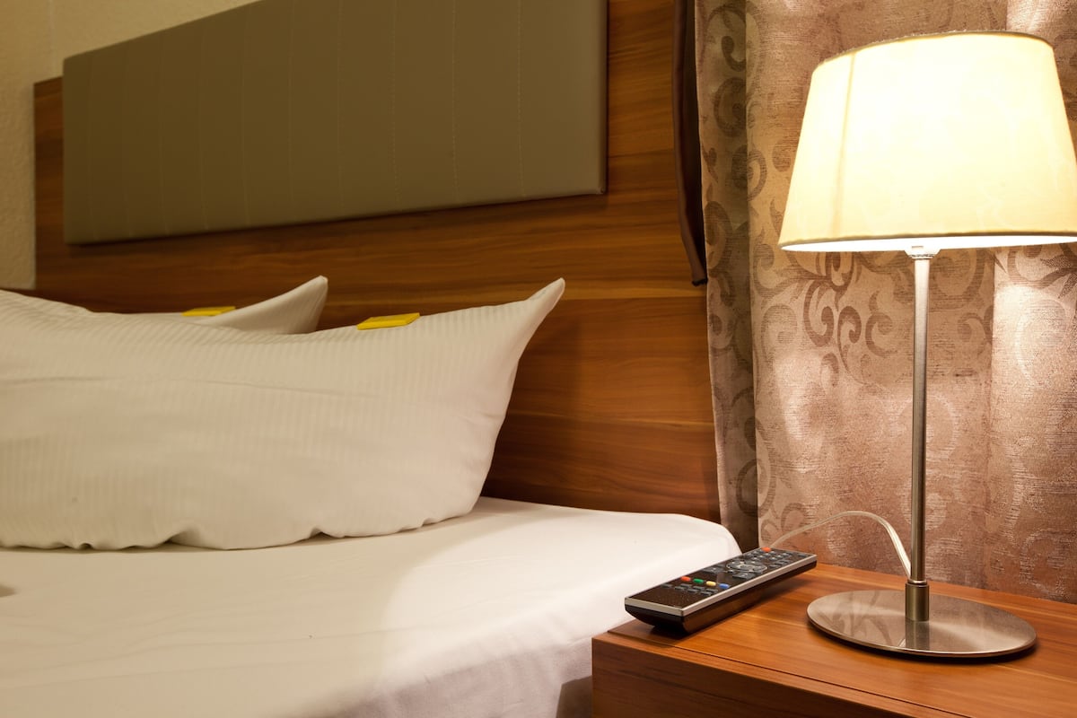 Biancheria da letto ipoallergenica, una scrivania, postazione laptop