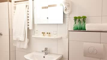 Dusche, kostenlose Toilettenartikel, Haartrockner, Handtücher