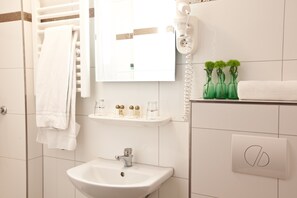 Een douche, gratis toiletartikelen, een haardroger, handdoeken