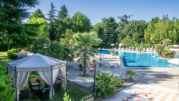 Piscina coperta, piscina stagionale all'aperto, ombrelloni da piscina