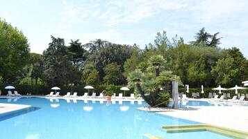 Piscina interna, piscina externa sazonal, guarda-sóis, espreguiçadeiras
