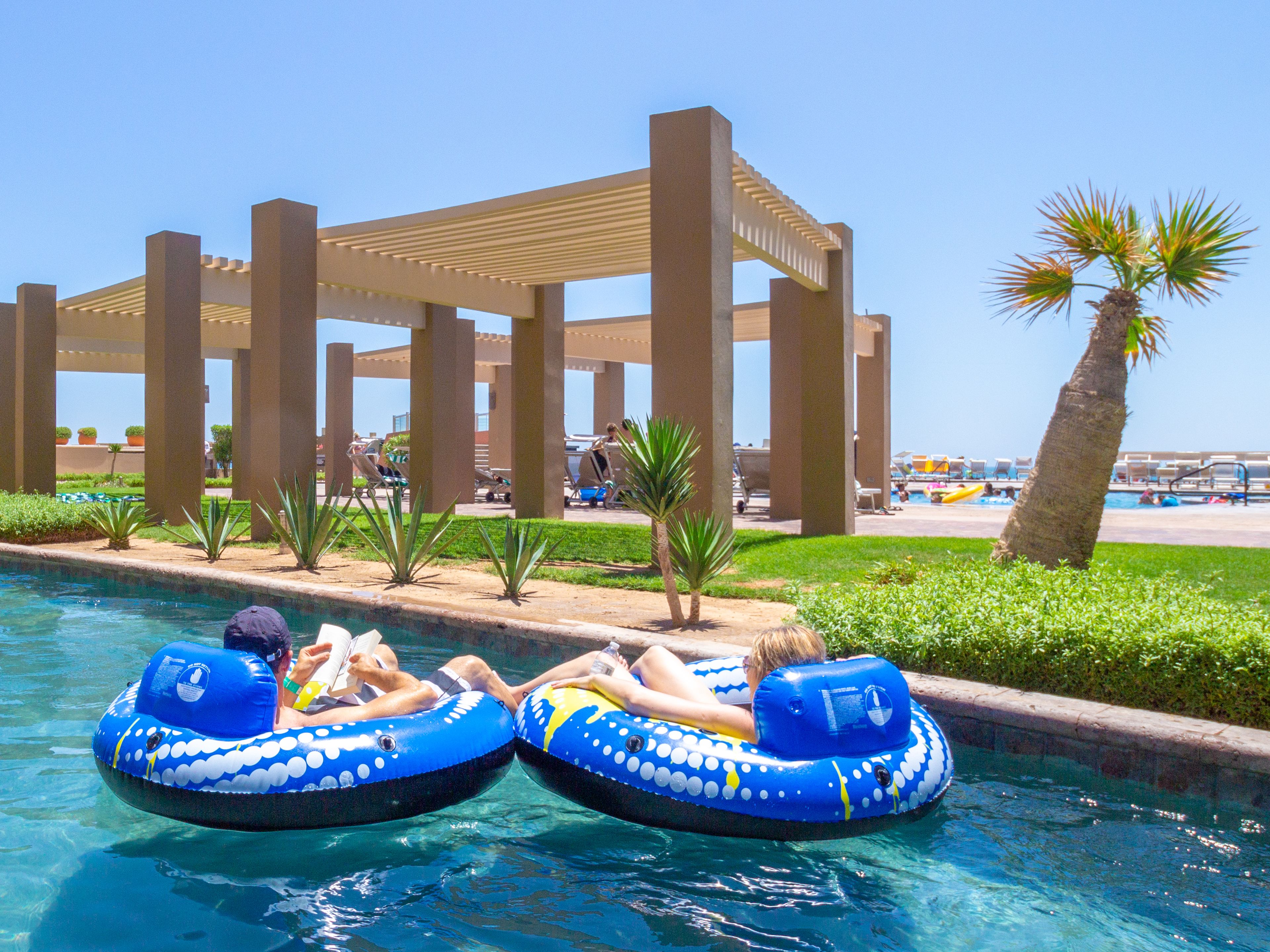 2 piscinas externas, espreguiçadeiras, salva-vidas no local