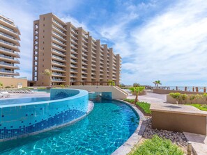 2 albercas al aire libre, camastros y salvavidas en la propiedad 