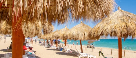 Plage privée, chaises longues, parasols, serviettes de plage