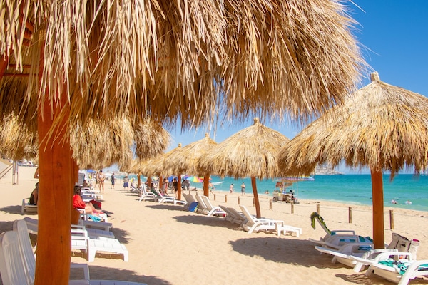 Privat strand, solsenger, parasoller og strandhåndklær