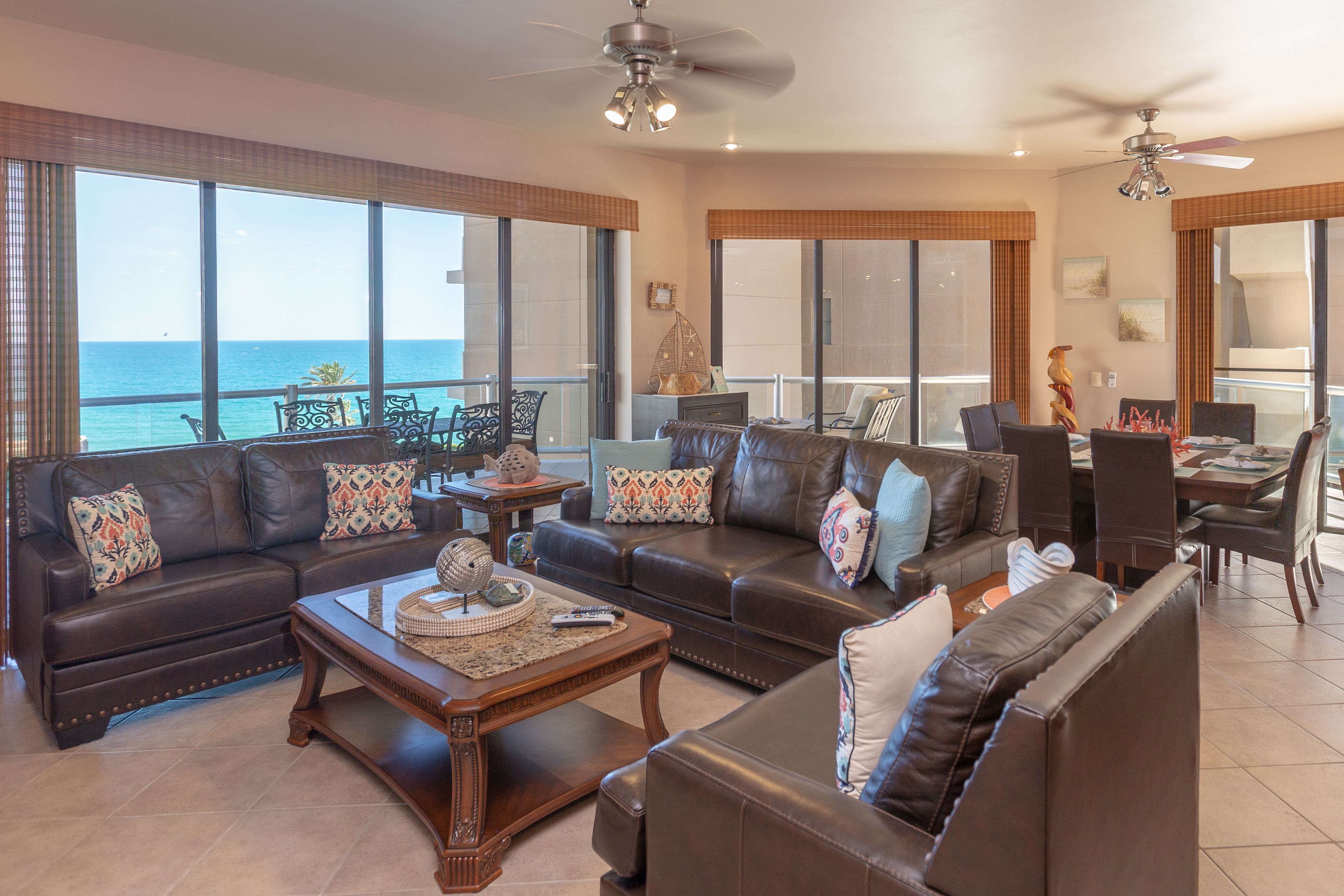 Näkymä rannalle/valtamerelle