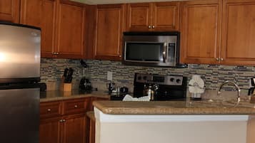Deluxe Suite | Private kitchen | Full-size fridge, microwave, oven, stovetop