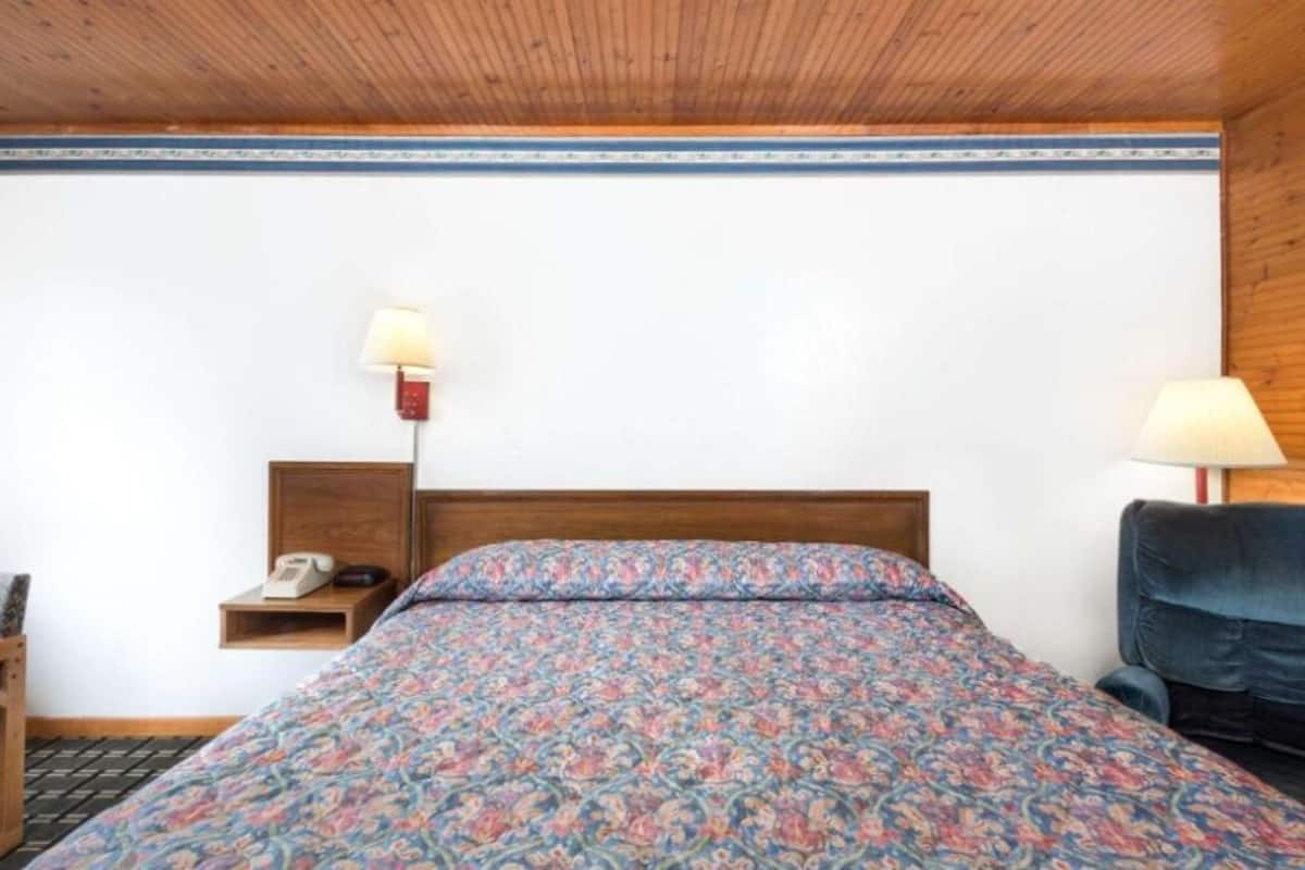 Room, 1 Queen Bed, Non Smoking | Desk, blackout drapes, iron/ironing board (on request), WiFi (free)