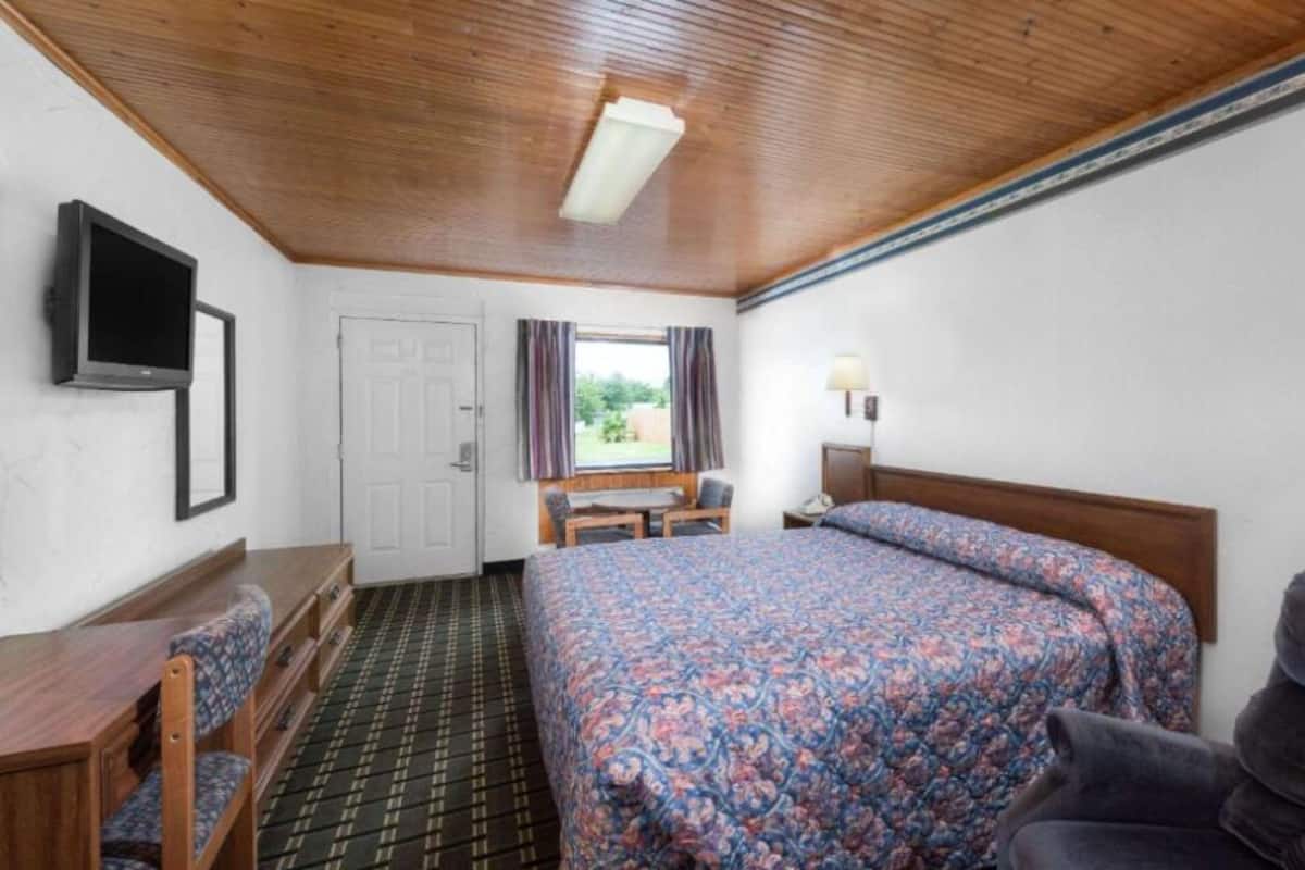 Room, 1 King Bed, Non Smoking | Desk, blackout drapes, iron/ironing board (on request), WiFi (free)