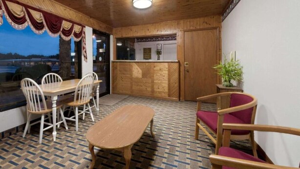 Lobby sitting area - Post Oak Inn (Early)