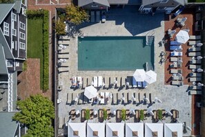 Una piscina al aire libre de temporada