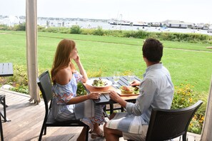 Se sirven desayunos y mariscos, restaurante con mesas al aire libre 