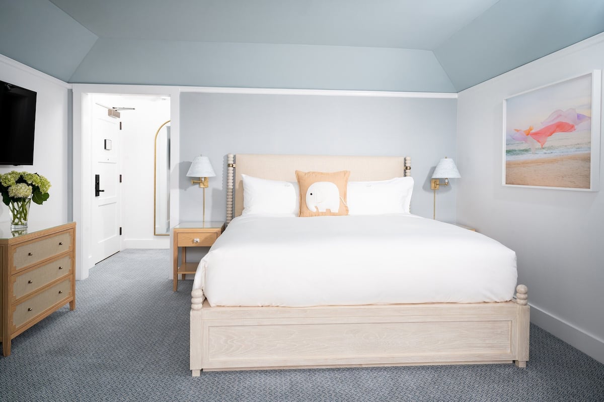 Premium bedding, down comforters, pillowtop beds, in-room safe