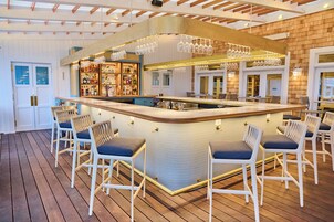 Breakfast, lunch, dinner served; seafood, alfresco dining 