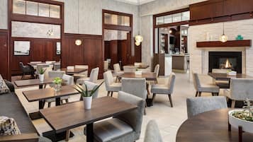 Serveert ontbijt, lunch, diner, Amerikaanse gerechten