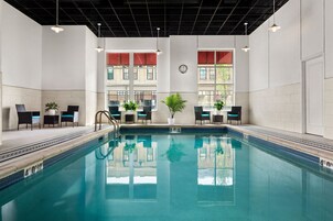 Una piscina cubierta