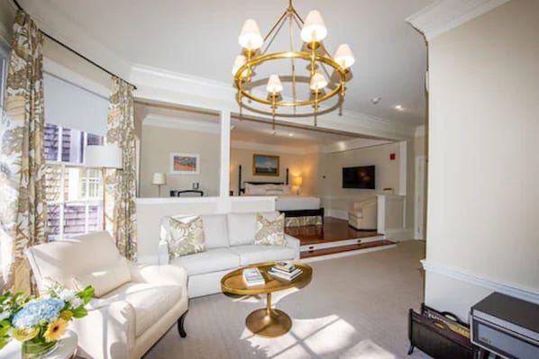 Maria Mitchell Suite | Hypo-allergenic bedding, desk, iron/ironing board, free WiFi - Jared Coffin House (Nantucket)