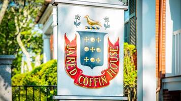 Un letrero con el año 1845 y el nombre 'Jared Coffin House'.