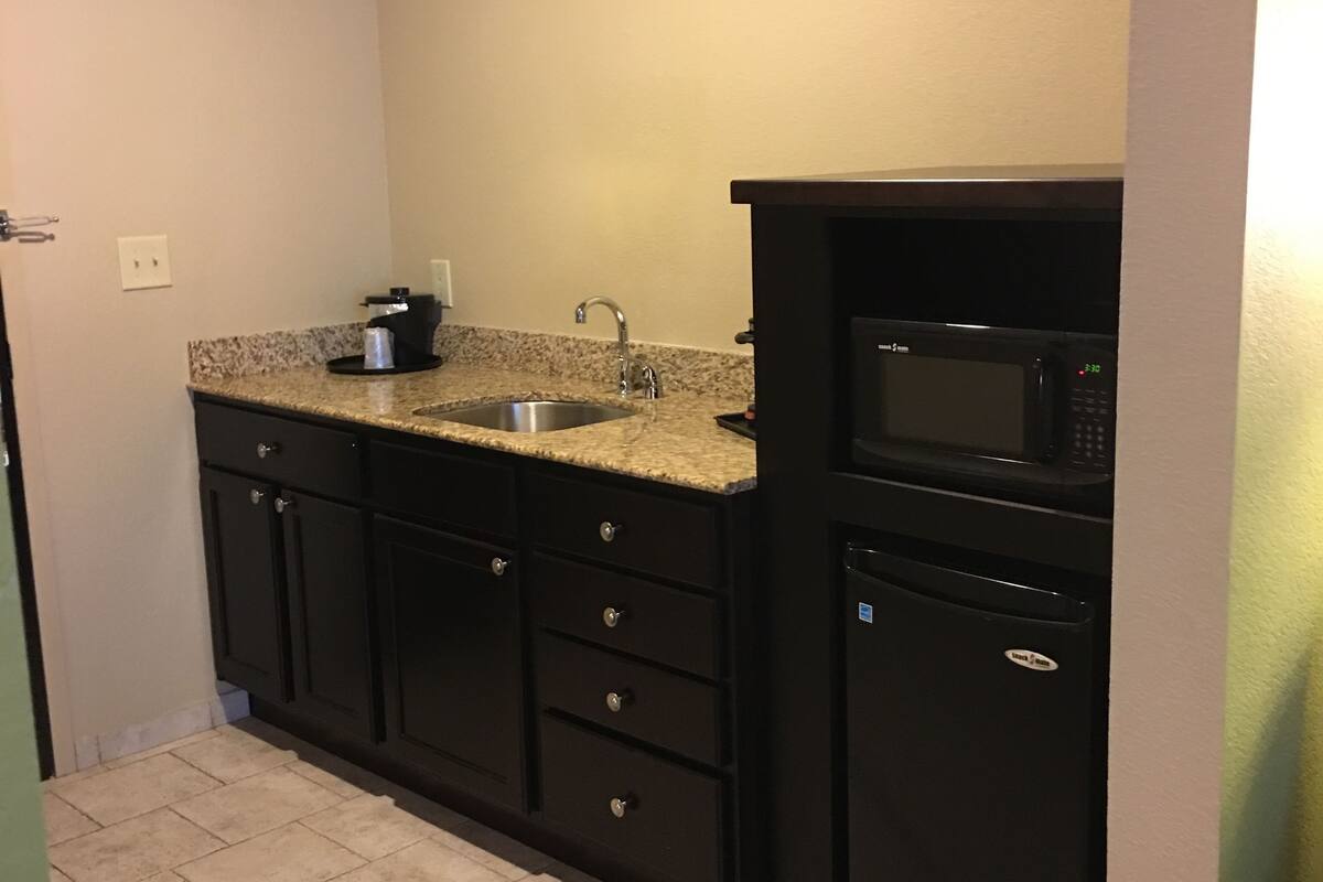 standard room, 1 king bed, non smoking | private kitchenette | fridge, microwave, coffee/tea maker