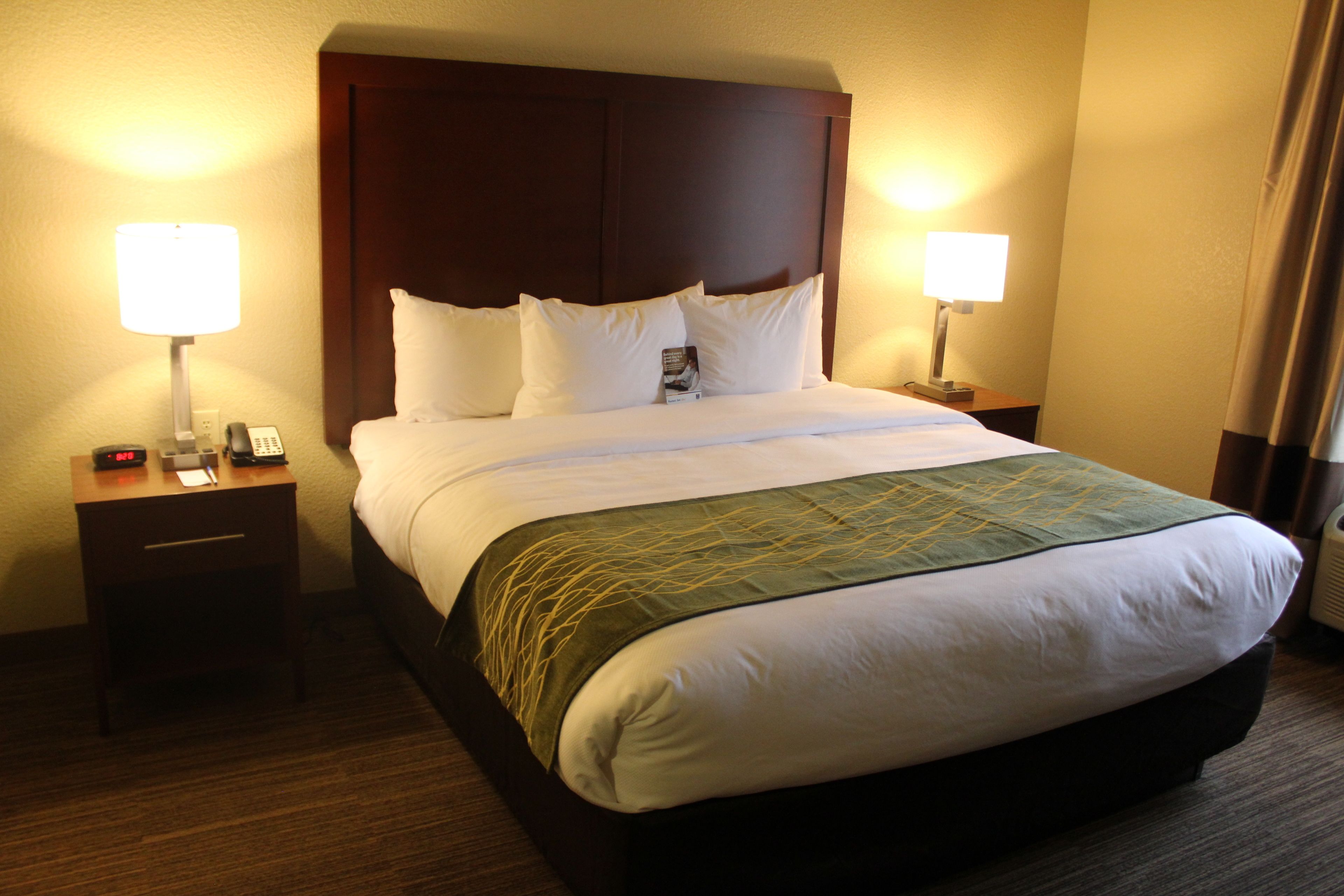 standard room, 1 king bed, non smoking | premium bedding, desk, blackout curtains, iron/ironing board