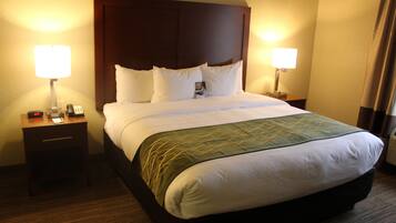 Standard-huone, 1 suuri parisänky, tupakointi kielletty | Ylelliset vuodevaatteet, työpöytä, pimennysverhot, silitysrauta/-lauta