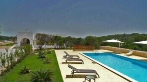 Sesongbasert utendørsbasseng, bassengparasoller og solsenger