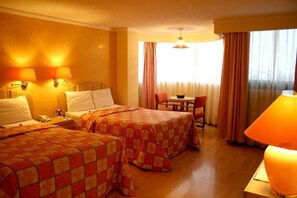 Cortinas blackout y tabla de planchar con plancha