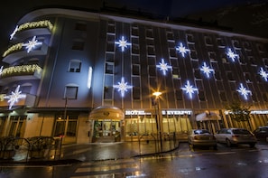 Front of property – evening/night - Hotel Everest (Trento)