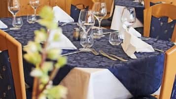 Se sirve cocina italiana (con mesas al aire libre)