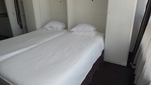 20-inch TV with cable channels - Aparthotel Wellington (Brussels)
