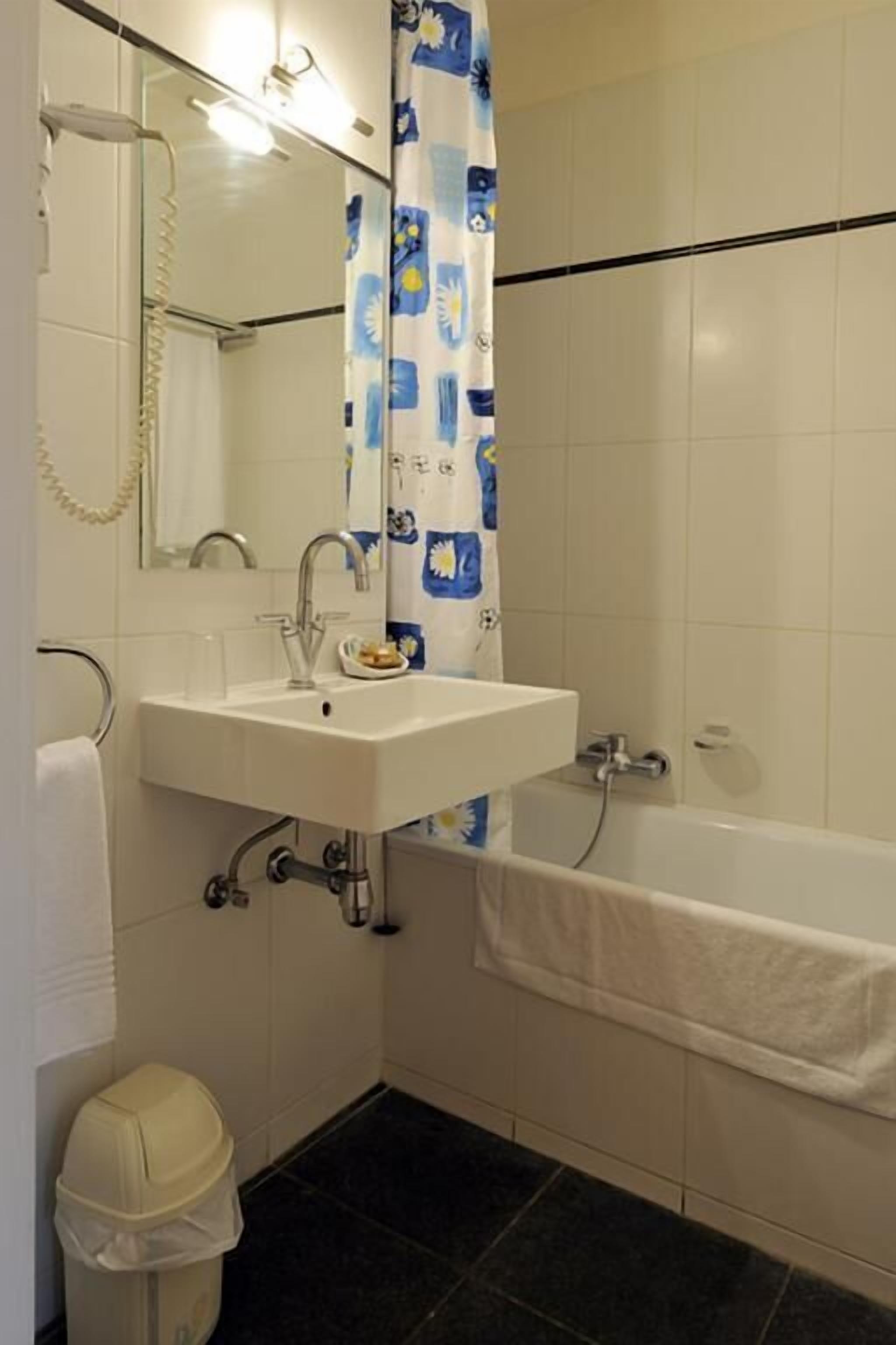 Standard Studio Suite, City View | Bathroom | Separate tub and shower, hair dryer