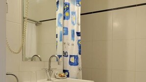 Standard Studio Suite, City View | Bathroom | Separate tub and shower, hair dryer - Aparthotel Wellington (Brussels)
