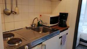 Standard Studio Suite, City View | Private kitchen | Fridge, microwave, electric kettle, cookware/dishes/utensils - Aparthotel Wellington (Brussels)