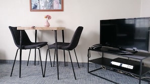 Standard Studio Suite, City View | Living area | 20-inch TV with cable channels - Aparthotel Wellington (Brussels)