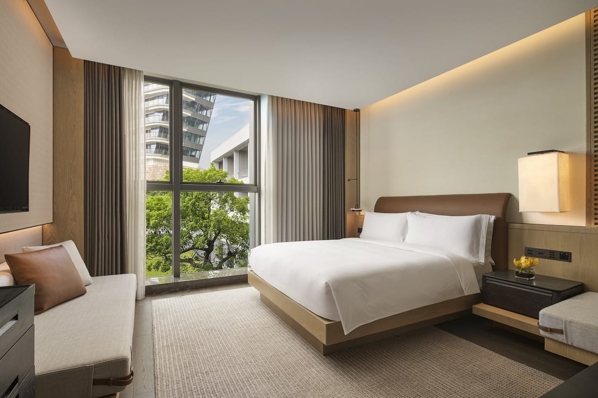 ห้องคลาสสิก, เตียงคิงไซส์ 1 เตียง, ใช้คลับเลานจ ์ได้, วิวสวน | เครื่องนอนระดับพรีเมียม, ผ้านวมขนเป็ด, มินิบาร์, ตู้นิรภัยในห้องพัก