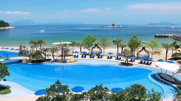 2 piscinas cubiertas, 4 piscinas al aire libre, tumbonas