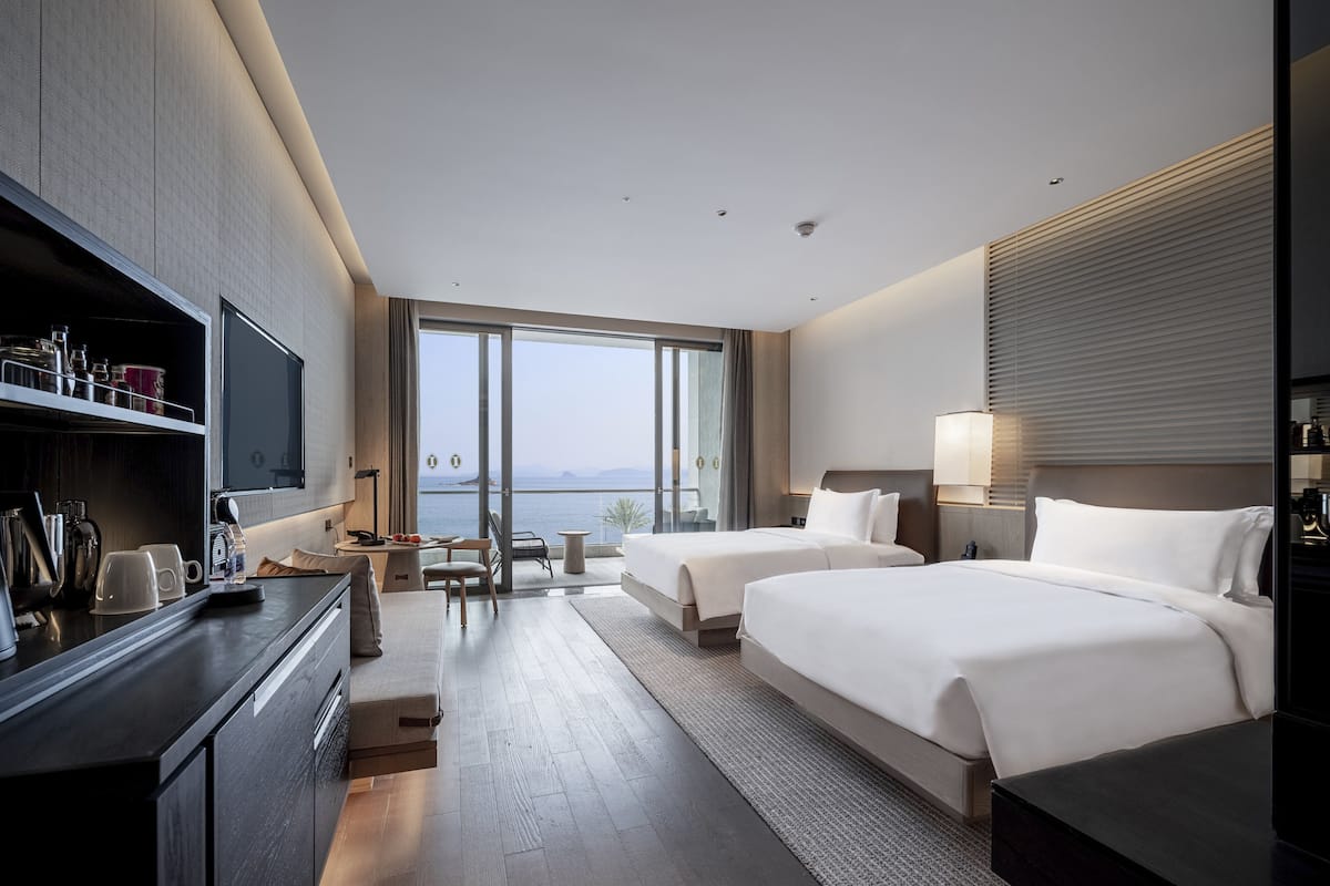 ห้องคลาสสิก, เตียงเดี่ยว 2 เตียง, วิวทะเล (High Floor) | เครื่องนอนระดับพรีเมียม, ผ้านวมขนเป็ด, มินิบาร์, ตู้นิรภัยในห้องพัก