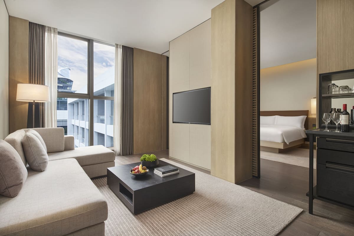Suite, 1 slaapkamer, toegang tot de clublounge, uitzicht op tuin | 1 slaapkamer, luxe beddengoed, donzen dekbedden, een minibar