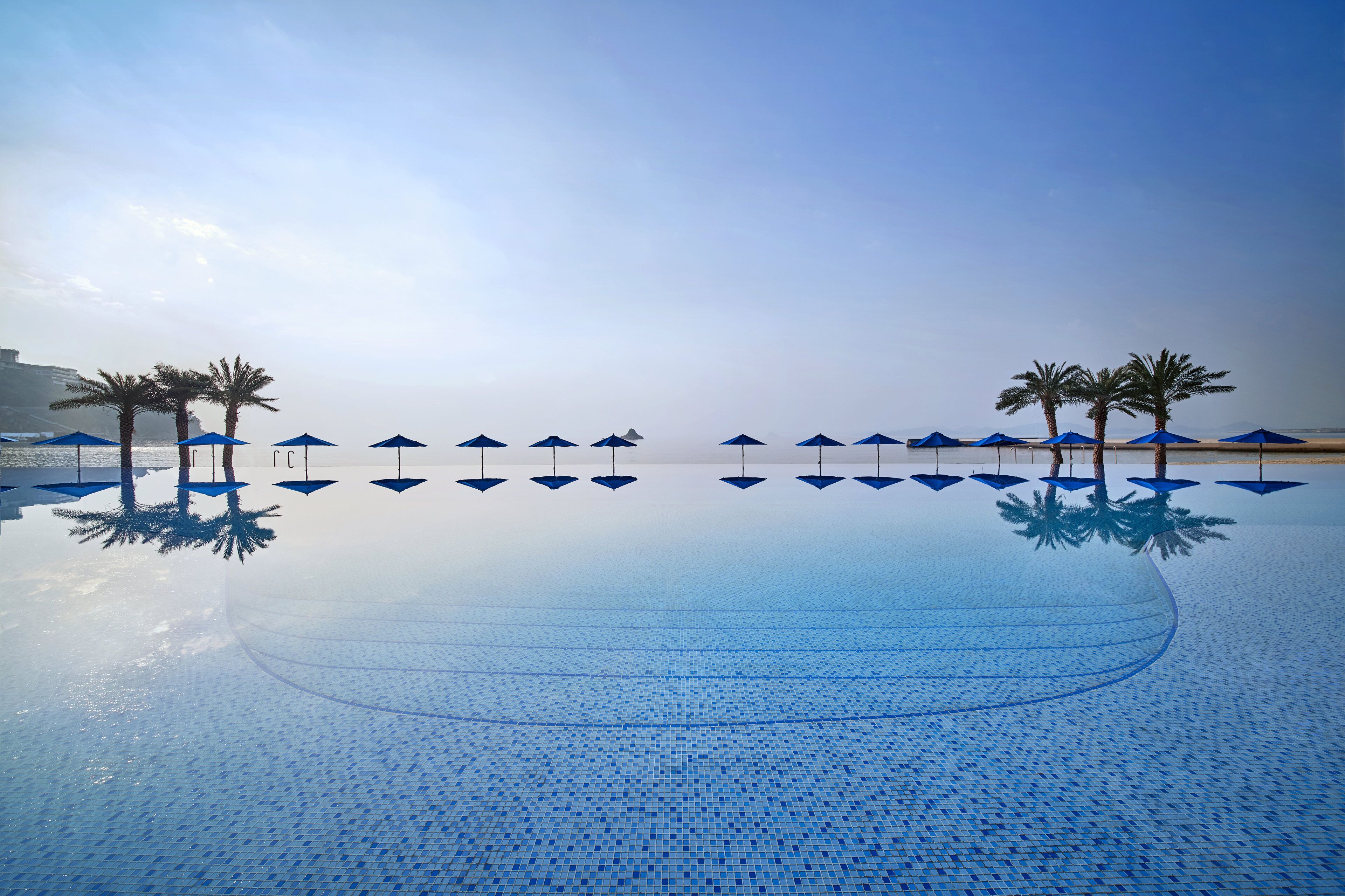 2 indoor pools, 4 outdoor pools, pool loungers