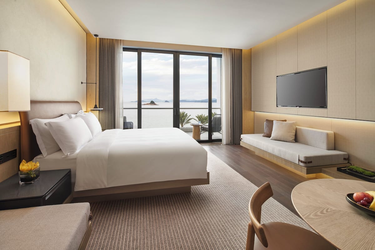ห้องคลาสสิก, เตียงคิงไซส์ 1 เตียง, ใช้คลับเลานจ์ได้, วิวทะเล (High Floor) | เครื่องนอนระดับพรีเมียม, ผ้านวมขนเป็ด, มินิบาร์, ตู้นิรภัยในห้องพัก