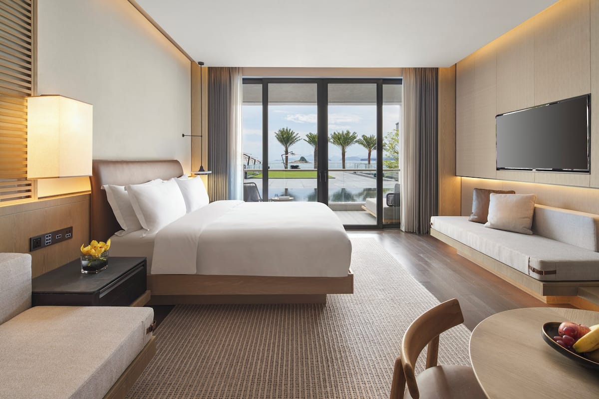 經典客房, 1 張特大雙人床, 陽台, 海景 (Club Lounge Access) | 高級寢具、羽絨被、迷你吧、客房內保險箱