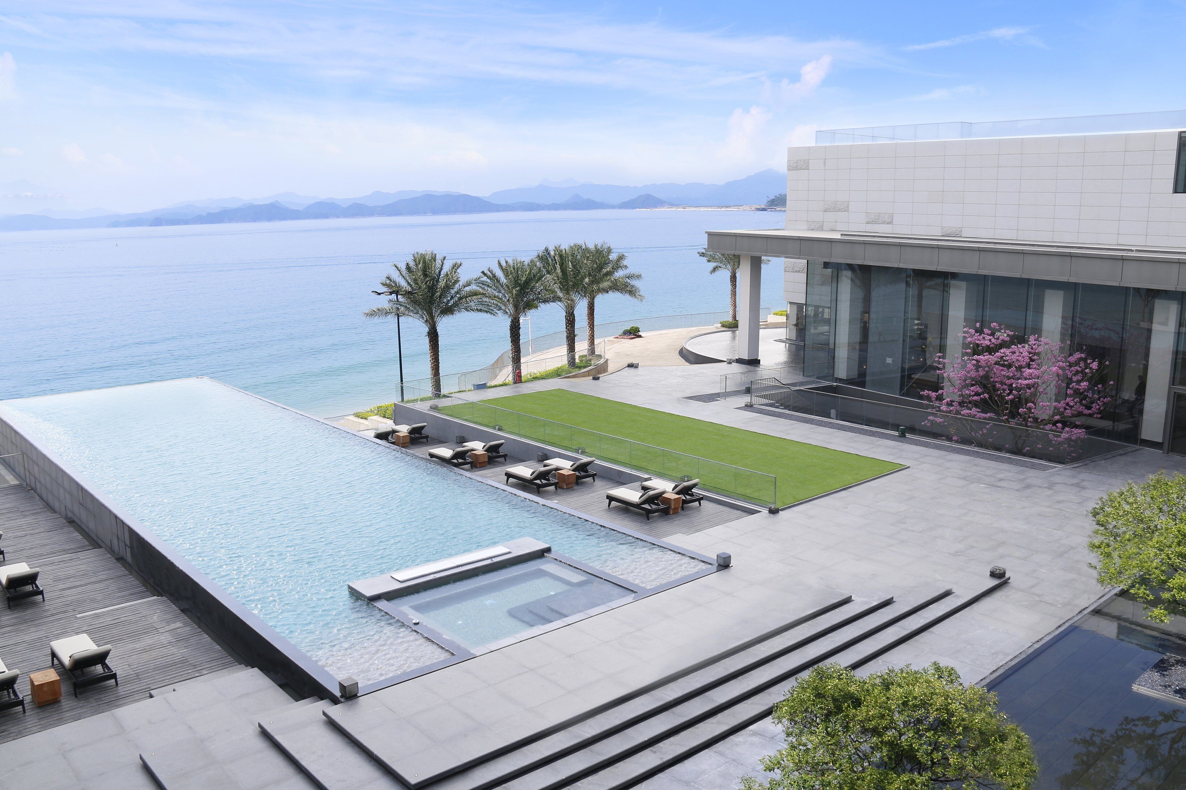 2 indoor pools, 4 outdoor pools, sun loungers