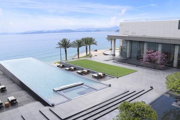 2 albercas techadas, 4 albercas al aire libre y camastros